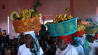 Gade yon bèl defile ofrann agrikòl kap fèt nan yon legliz katolik
