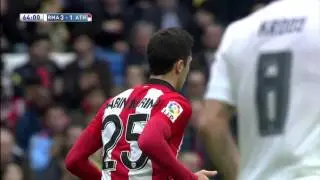 Cabezazo de Sabin Merino que se marcha ajustado al palo
