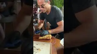 Nusret serving Golden Steak #nusret #goldensteak #gold #steakhouse #saltbae #nusretsteakhouse