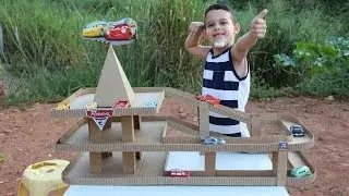 CARRINHO MCQUEEN NA SUPER GARAGEM DE CARRINHOS FEITA DE PAPELÃO