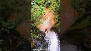 Viva o rapel em cachoeira no Vale do Ribeira com a Ribeira Adventure: adrenalina e seguran&ccedil;a.