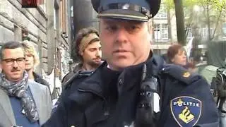 Agresieve Gedrag van Politie Agent op #occupyamsterdam 17.O