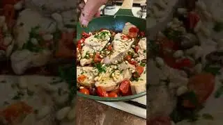 Pesce spada in padella con pomodorini, pinoli e olive taggiasche