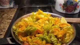 Vamos hacer unas ricas quesadillas de flor de calabaza ala mexicana fritas saludos 