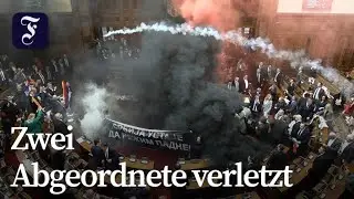 Rauchgranaten und Tr&auml;nengas im serbischen Parlament
