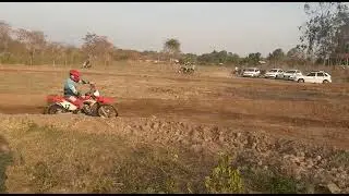 CRF 250F NA PISTA COM ESCAPE FOCO RACING