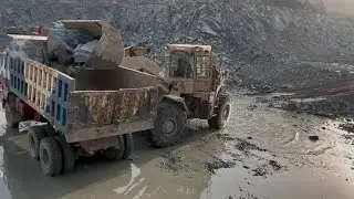 OLD CATERPILLAR LOADER VS HUGE ROCK 🪨 LOADING 