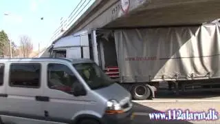 Bulgarsk lastbil ramte broen. Skovgade i Vejle. 18/04-2013. Kl. 9:21.