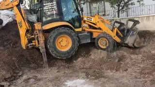 DEV ÇUKURA GİREN JCB KEPÇE TEHLİKE İÇİNDE ÇIKABİLECEKMİ 2