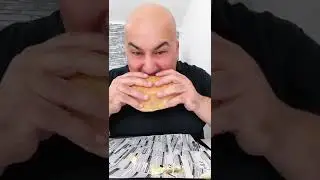 Ersin Baba baut BommelDöner und isst im livestream