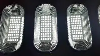 Солнечные уличные фонари освещают дома на Ямайке
