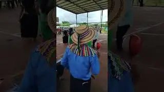 Canto (Ka) durante una presentaci&oacute;n de danza Ng&auml;be-Bugl&eacute;.