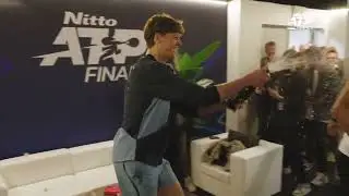 Янник Синнер празднует победу в Итоговом турнире ATP вместе с семьей команды