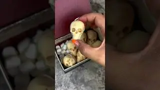 Skull Strawberries #halloween #halloweentreats #chocolatecoveredstrawberries #spookyseason #dessert