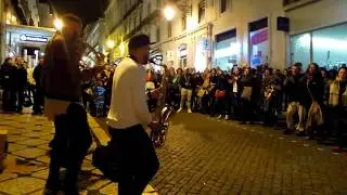 Лиссабон. Крутые уличные музыканты раскачивают толпу на Rua Garrett