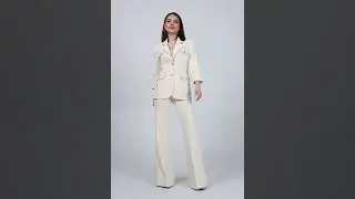 Completo tailleur avorio accessoriato con cintura giacca con tasche esterne e pantaloni larghi