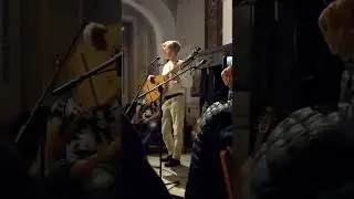 Юрій Фединський -українець із США. Музичні інструменти - торбан, бандура, кобза. Замок Freudenberger