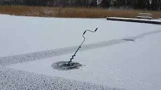 Sasek Wielki zamarzł. Są warunki do pod lodowego wędkowania.