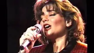 Marina Mota com a Orquestra da Felicidade