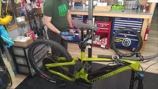 Pied de réparation mécanisé pour vélos lourds