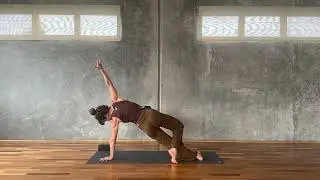 A Flow to Cultivate Presence | 30 Minute Yoga Class
