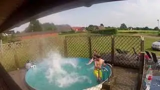 Pool-Arschbombe