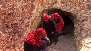 No Gypsum Here &ndash; Women Extract White Clay Instead. کندن گِل سفید برای خانه از دل کوه 
