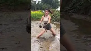 Cute Girl Catching Eel in Mud | Solo eel fishing in China #shorts [#1697]