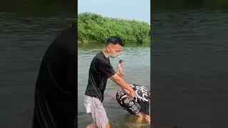 ລອຍນ້ຳຫາດວຽງຄຳ swimming at Lek river