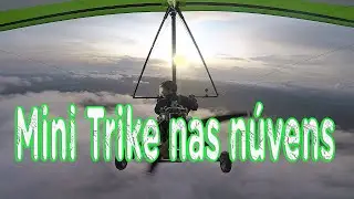 Voando Mini Trike em cima da camada de Núvens