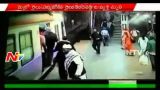 Terrifying Mishap in Mumbai Dadar Railway Station || Footboard travel, a risk not worth taking