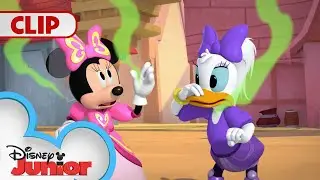 The Stinky Stunky Mystery 🔎 | Mickey Mouse Funhouse | @disneyjr​