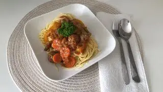 Boulettes de viande de bœuf aux légumes accompagnées spaghettis
