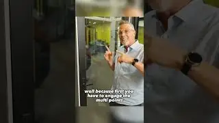 Он не запирается.