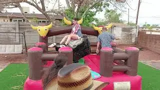 Rafa montando el torito.