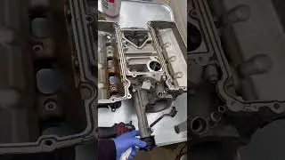 Изношенная муфта нагнетателя на двигателе V8 с нагнетателем объемом 5,0 л на Range Rover Jaguar.