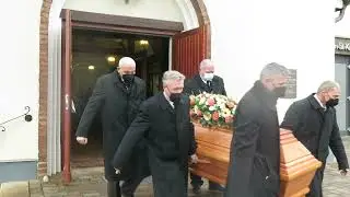 17 - Beerdigung Franziska K&ouml;nig 16.12.2021 Auszug aus der Kirche