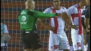 El arbitro no podia mas