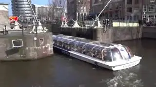 Incredible boat turn 90 degrees in Amsterdam
