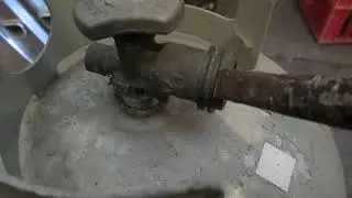 como desmontar la (asamblea de) válvula de un tanque cilindro propano 20 libras, 10 kilogramos