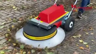 In fața mașinii de maturat WR870 Akku murdăria și frunzele nu au nicio șansă