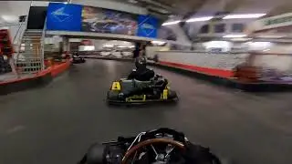 V2 Karts im 3 Kampf. Erste Runden nach dem Start auf der Kartbahn Highway Kart Racing