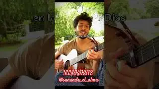 Sebasti&aacute;n Yatra, cantando una alabanza.