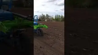 Посів сої.Трьома тракторами.