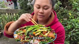 I picked some scallions and garlic sprouts today to make a delicious side dish.