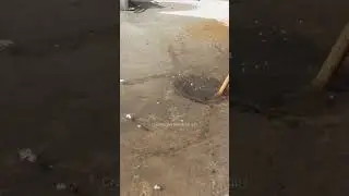 Прочистка засора наружного стока с помощью бамбукового вантуза