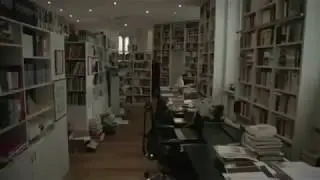 Умберто Эко в домашней библиотеке./ Umberto Eco