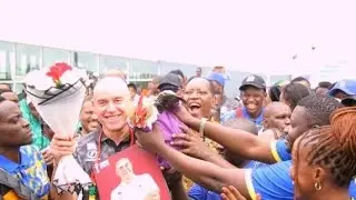 TAZAMA UTANI WA KOCHA GAMONDI AKIPEWA RUNDO LA ZAWADI 