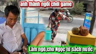 anh thành ngồi chơi game Làm ngơ,cho Ngọc sách nước một mình 