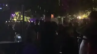 Lady Gaga curtindo show da banda The Cure ao lado de Dan Horton no Pasadena Daydream Festival